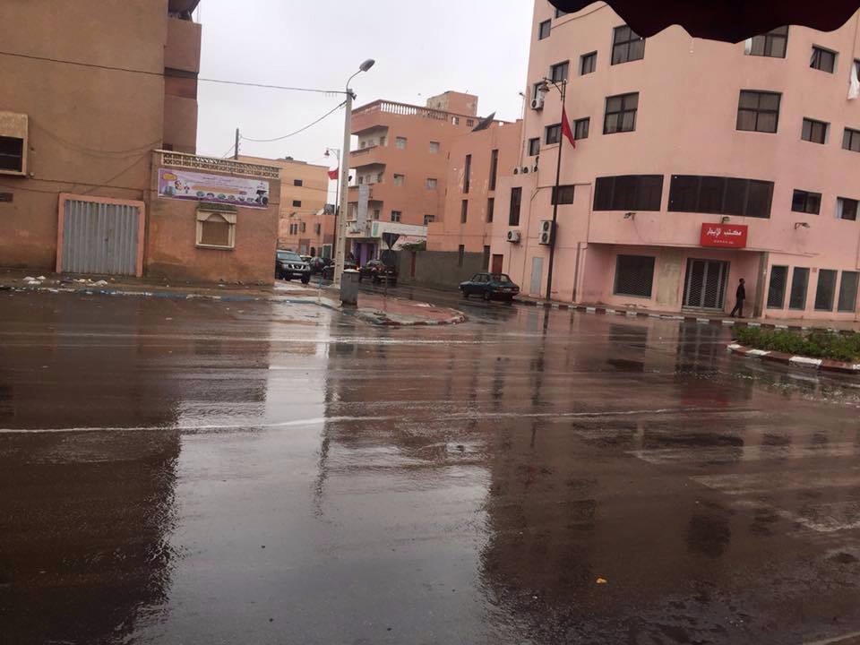 أمطار الخير بمدينة العيون