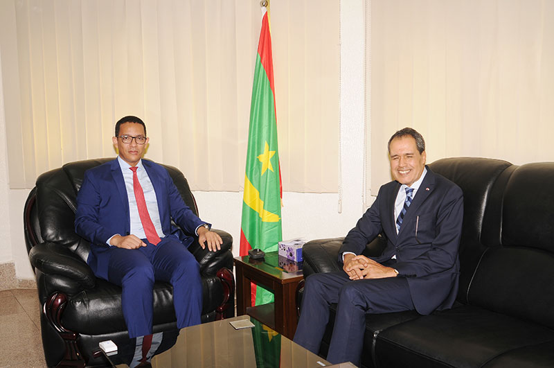 وزير النفط والطاقة يجري مباحثات مع السفير المغربي