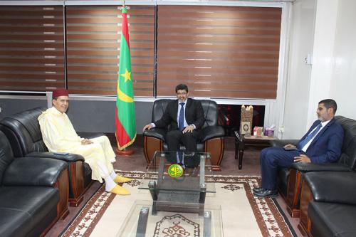 السفير المغربي في ضيافة الناطق الرسمي لحكومة موريتانيا.