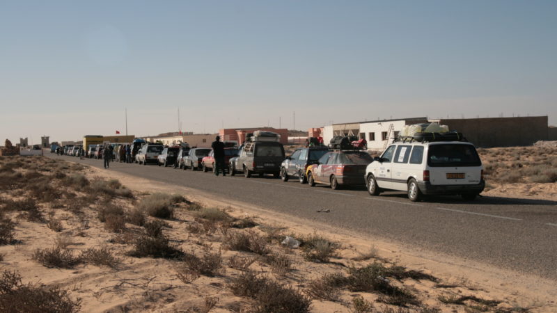 شرطة الحدود الكركرات تمنع أشخاص من المغادرة.