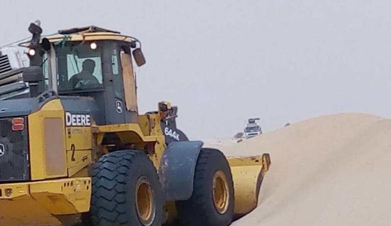 إزاحة الرمال التي قطعت الطريق بين المغرب و موريتانيا
