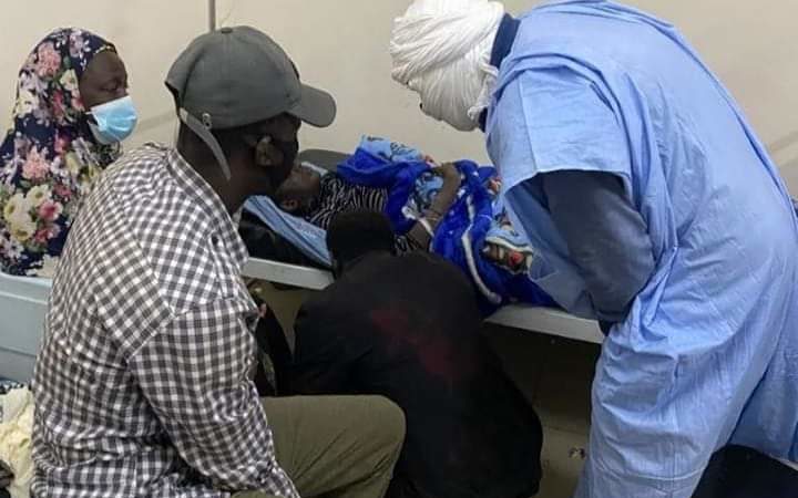 الرئيس الموريتاني السابق يزور سيدة ترقد بالمستشفى