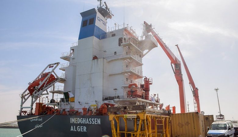 أول سفينة جزائرية تصل موريتانيا على متنها مواد للبناء