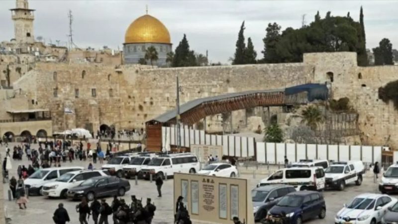 فلسطين ليست في حاجة إلى الصلاة