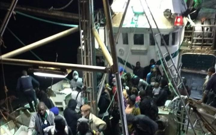 مركب للصيد ينقذ عشرات المهاجرين من الغرق