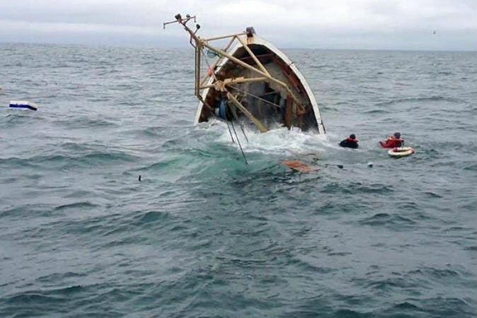 إنقاذ 23 بحاراً بعد غرق مركبهم  بسواحل الداخلة