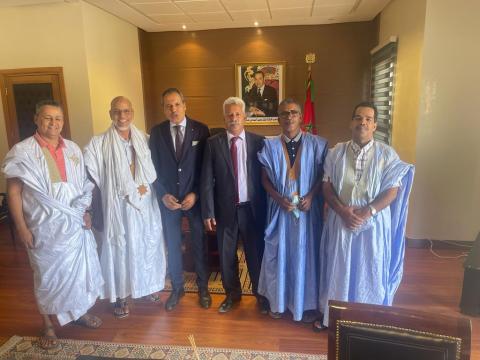 السفير المغربي يجتمع بإتحادية موريتانيا للسياحة ويعد بحل أزمة السياح الغربيين