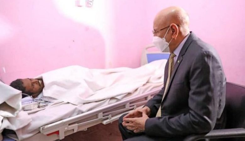رئيس موريتانيا يزور منقب أنتشل من تحت الأنقاض وهو حي